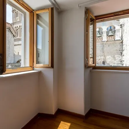 Апартаменти Peristil